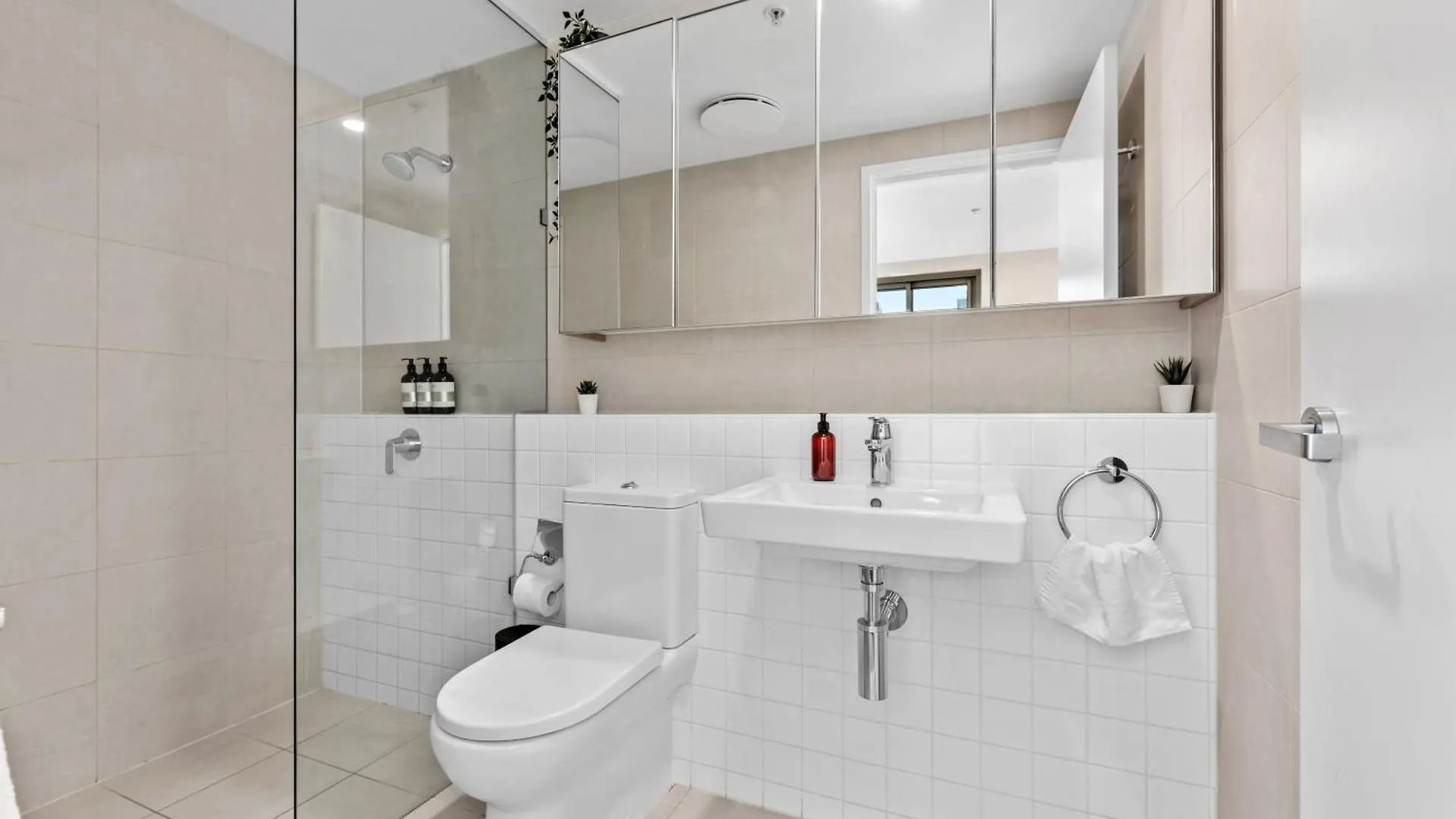 Chic & Modern 2Br Apt With Rooftop Pool & Parking Brisbane
