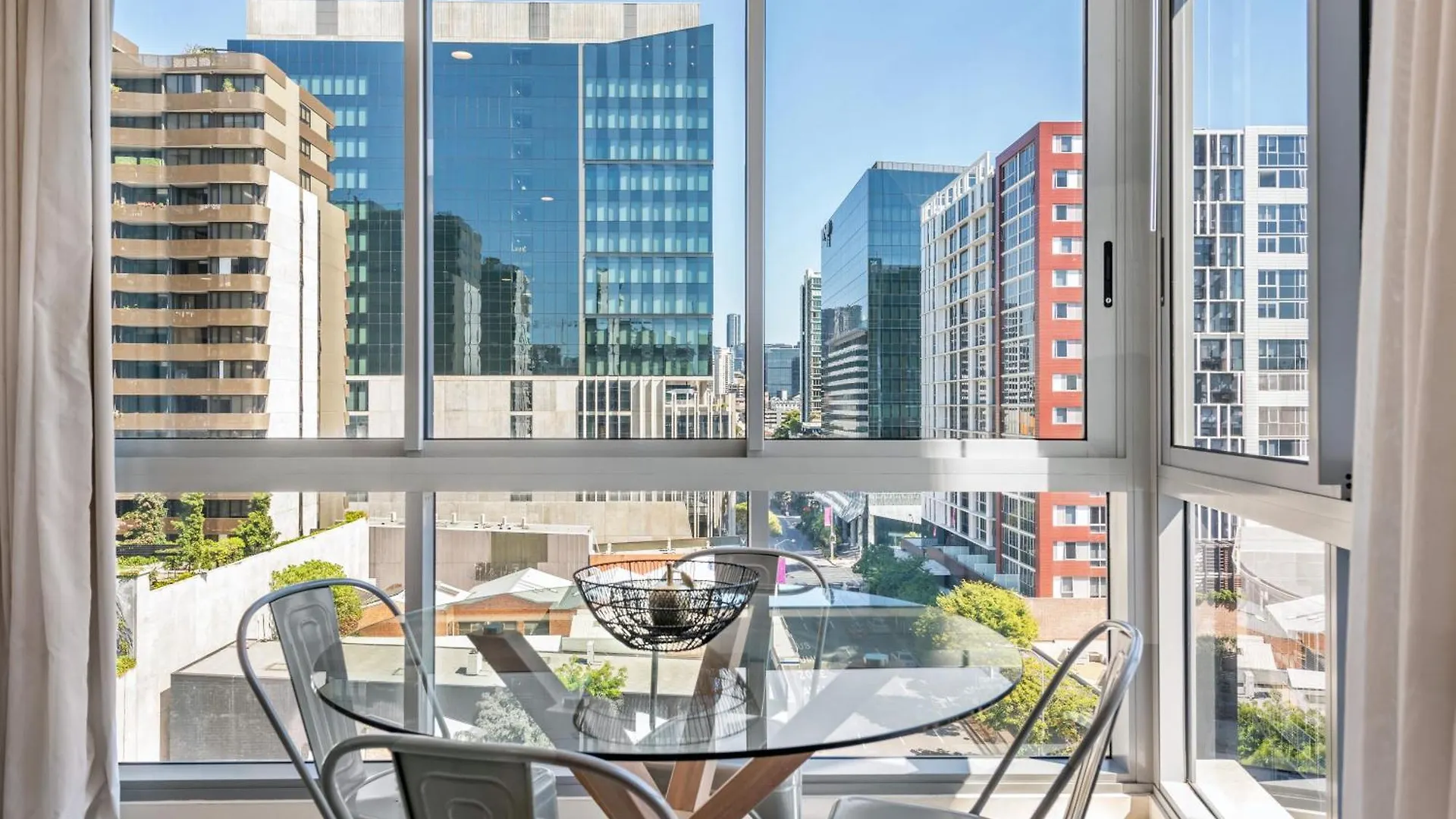Chic & Modern 2Br Apt With Rooftop Pool & Parking Brisbane Apartment