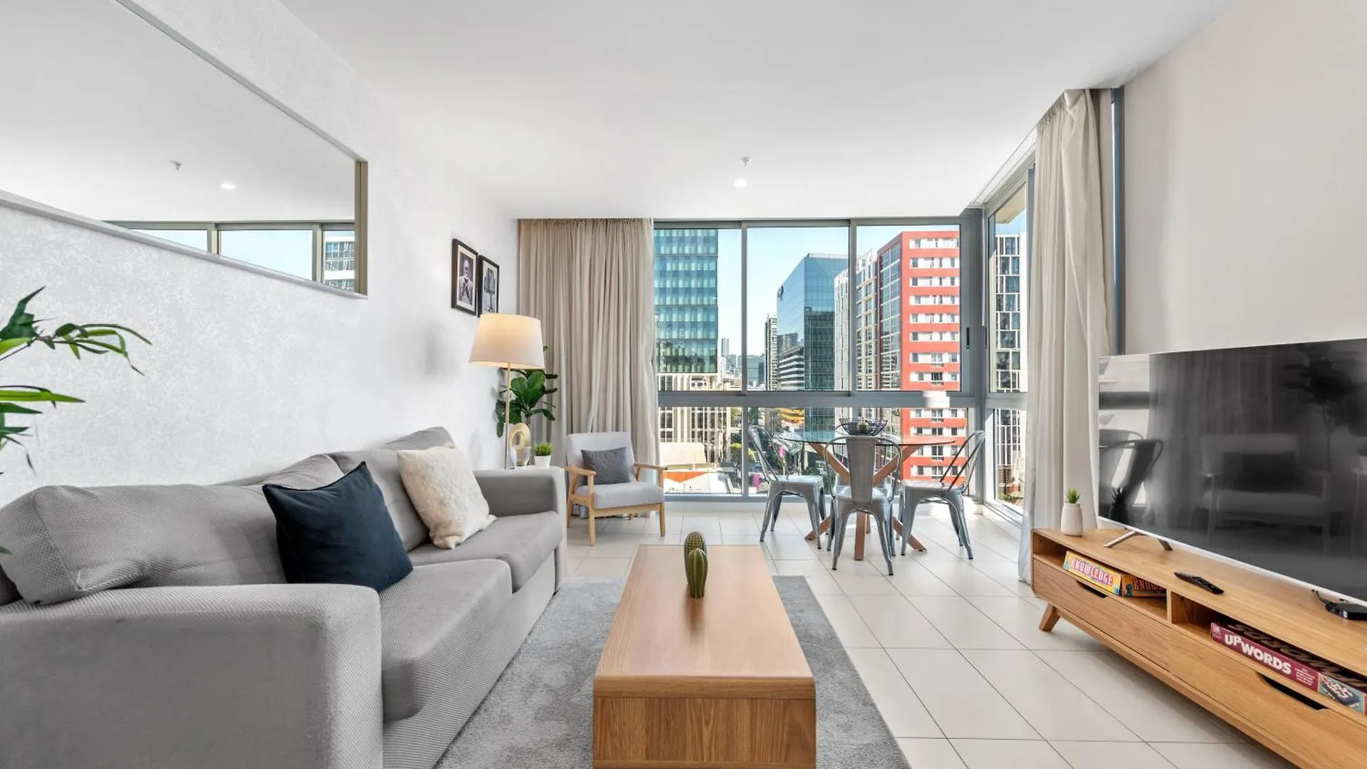 Chic & Modern 2Br Apt With Rooftop Pool & Parking Brisbane